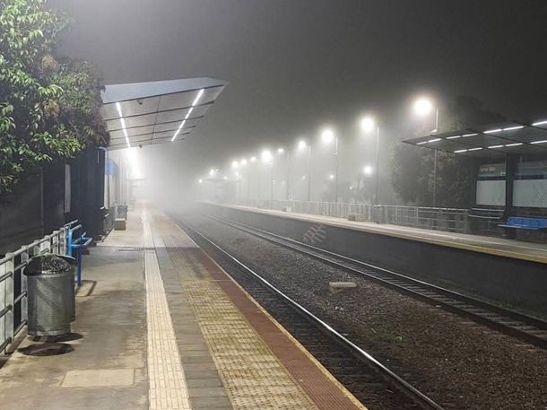 Los trenes presentan demoras por la baja visibilidad. Los trenes presentan demoras por la baja visibilidad.