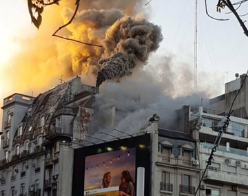 Un edificio se prende fuego en pleno centro porteño