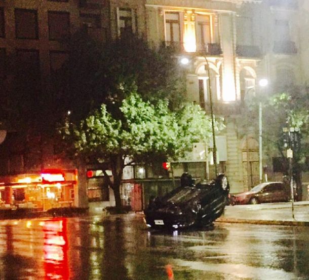 Increíble choque y vuelco en la zona de Tribunales: hay un herido