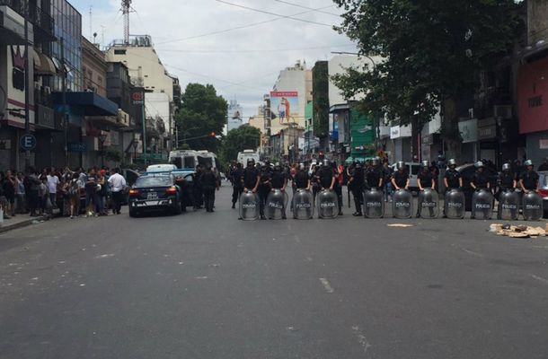 La Policía Metropolitana desalojó a manteros de la avenida Avellaneda