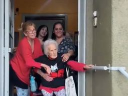 abuela ricotera se sumo a la despedida de indio solari: salio a la puerta del geriatrico a saludar a los fans abuela ricotera se sumo a la despedida de indio solari: salio a la puerta del geriatrico a saludar a los fans