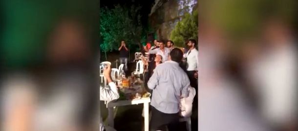 Disparó una AK-47 en su boda y le pegó al fotógrafo