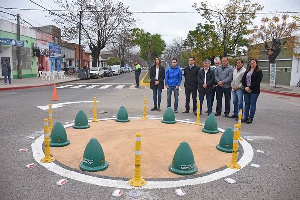 Un intendente de Cambiemos inauguró una pequeña rotonda en Chivilcoy y explotaron las burlas