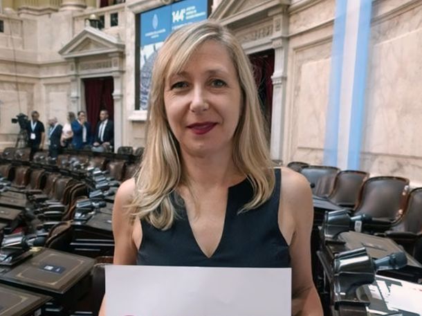 Myriam Bregman mostró el cartel que le dedicó a Javier Milei para la apertura de sesiones ordinarias