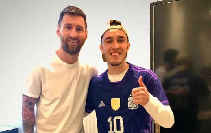 Acampó diez horas en la puerta de la casa de Messi y la Pulga lo invitó a entrar