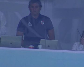 Marcelo Gallardo con un handy en el palco del Arena de Gremio