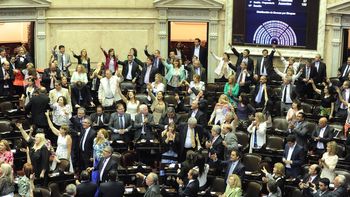 jura de diputados: silbidos, canticos y dedicatorias