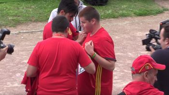 una estrella de espana le regalo una camiseta a un ciego: mira la reaccion del chico una estrella de espana le regalo una camiseta a un ciego: mira la reaccion del chico