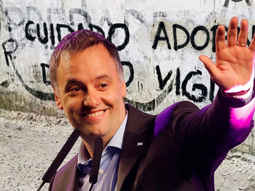 ¿El Diez vigila? A Manuel Adorni le llegó el karma de los que se burlan de Diego Maradona