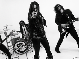 daniela milagros presenta loco, su nuevo single cargado de rock