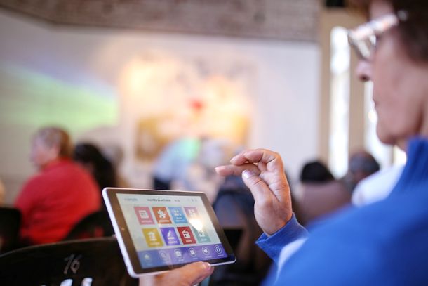 Enacom entregó tablets a jubilados y pensionados