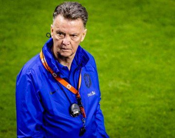 Van Gaal se hizo el distraído sobre el cruce con Messi y se fue de Países Bajos