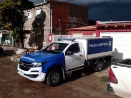 Hallan asesinada de cinco puñaladas a una mujer en su casa