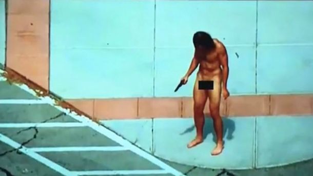 El hombre entró desnudo y armado al atrio de la iglesia