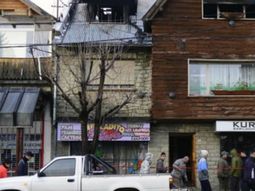 bariloche: arrojaron a un bebe de un edificio para salvarlo de un incendio bariloche: arrojaron a un bebe de un edificio para salvarlo de un incendio