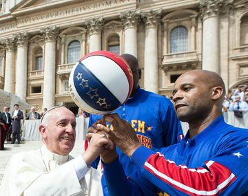 VIDEO: el papa Francisco se divirtió con los Harlem Globetrotters