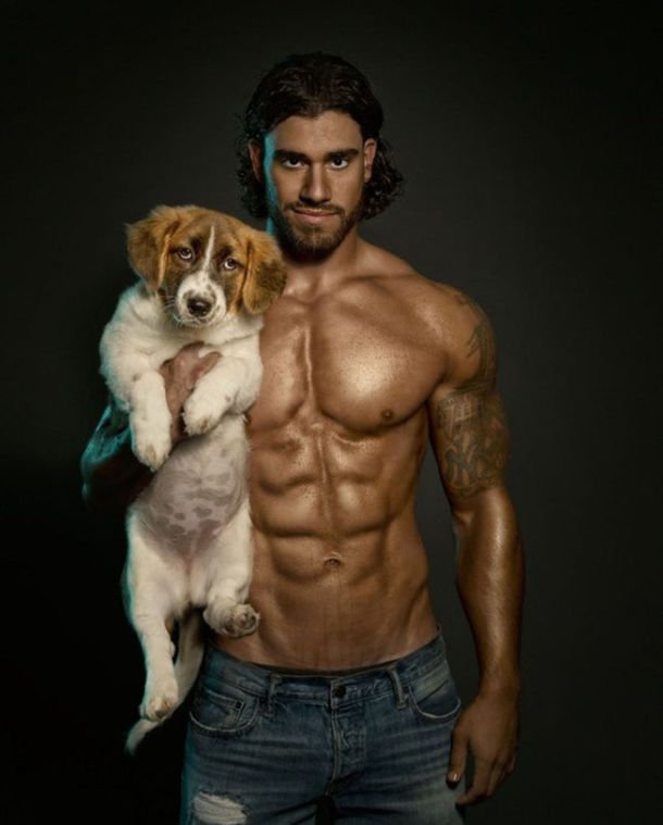 ¡Que cachorritos! Modelos posan junto a perros rescatados para juntar fondos