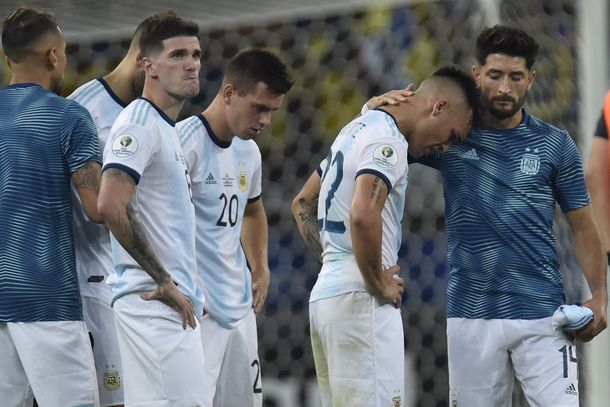 El llanto desconsolado de Lautaro Martínez y Leandro Paredes tras la eliminación de la Copa América