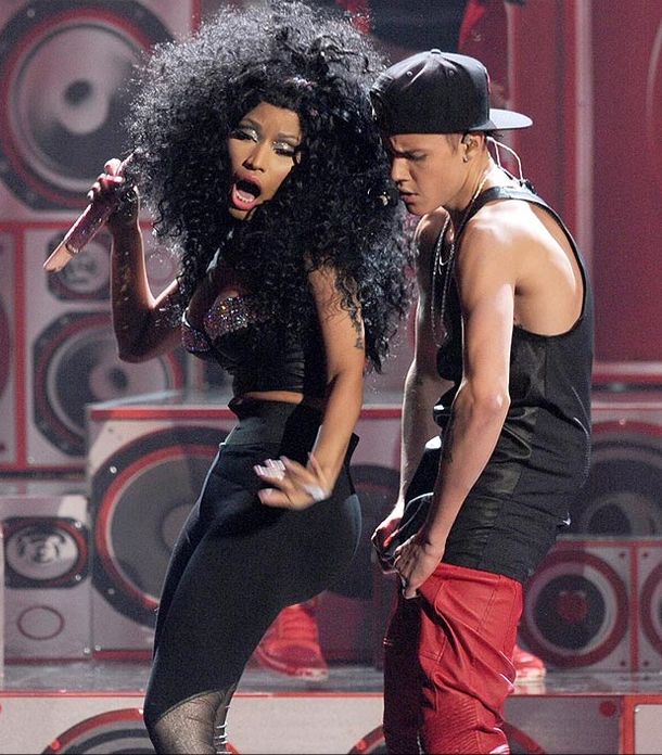 Nicky Minaj sabe que su fuerte está en la parte de atrás