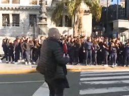 La reacción de un contingente de secundarios al vallado en el Congreso: Un desastre