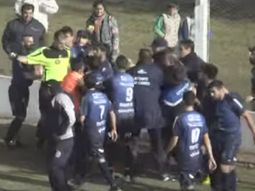 escandalo en cordoba: un arbitro expulso a ¡8 jugadores! y suspendio el partido escandalo en cordoba: un arbitro expulso a ¡8 jugadores! y suspendio el partido