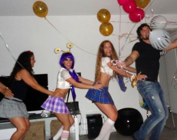 El sensual y divertido cumpleaños de Mónica Ayos