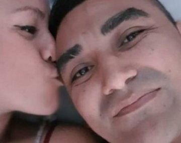 Está prófugo y en una salida transitoria se tomó una foto con la mujer de otro preso en la cama