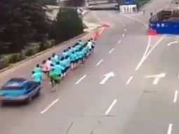 Una taxista atropelló a corredores: mató a uno e hirió a dos