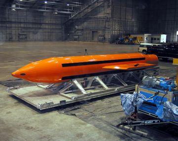 Estados Unidos atacó Afganistán con una poderosa bomba