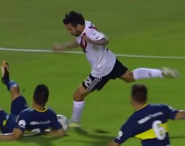 Scocco encaraba y la pelota le pega en la mano a Goltz