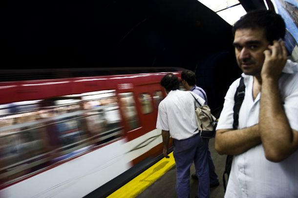 Polémica: el Gobierno sale a defender proyecto para pedir las huellas a los dueños de celulares