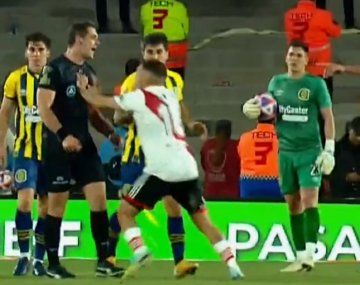 Se le salió la cadena: el empujón de Quintero al árbitro