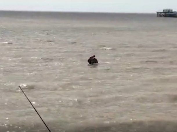 Video: rescataron a un hombre que se metió al río frente a Aeroparque
