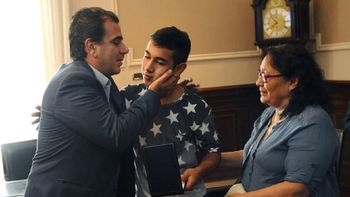 el bomberito heroe que salvo a una beba en san martin fue distinguido el bomberito heroe que salvo a una beba en san martin fue distinguido