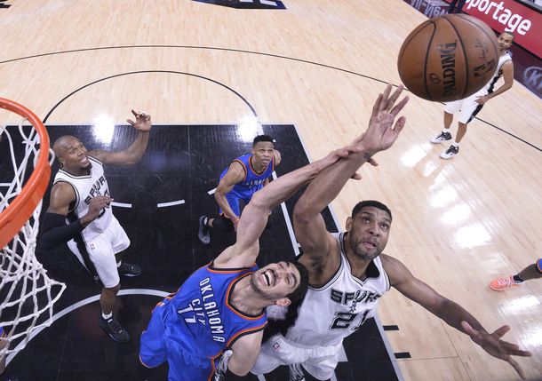 Los Spurs cayeron ante Oklahoma y quedaron el borde de la eliminación