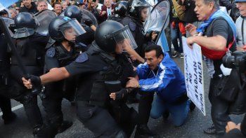 La brutal represión de la policía La brutal represión de la policía