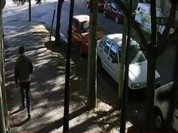 Pasó caminando, marcó un auto y se lo llevó como si fuera suyo