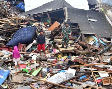 El tsunami en Indonesia causó al menos 429 muertos
