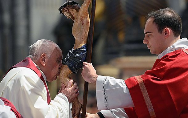 Francisco lamentó que en el mundo prevalecen las leyes del más astuto y del más fuerte