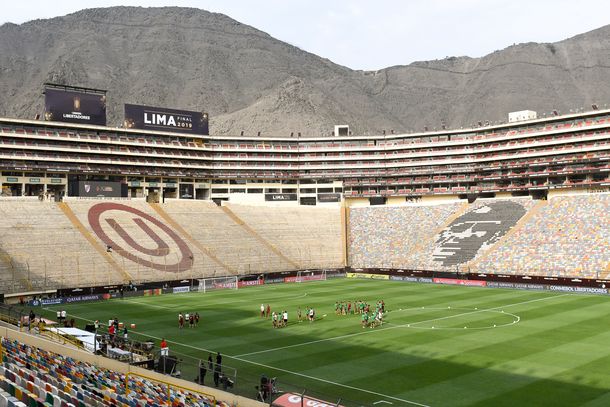 Ingresan los hinchas al Monumental de Lima para la gran final de la Copa Libertadores