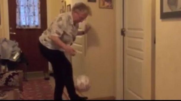 VIDEO: Abuela de 90 años demuestra asombrosa habilidad con el balón