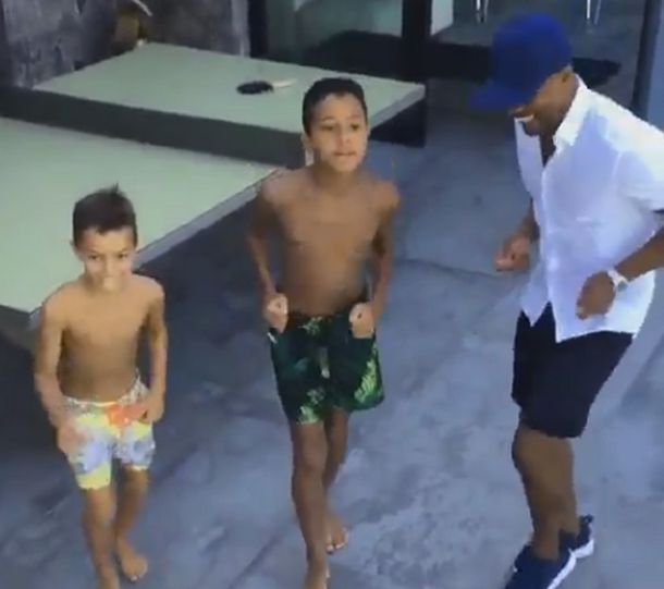 El curioso baile con el que un jugador de Juventus celebró la llegada de Higuaín