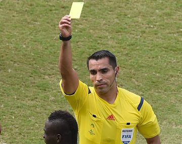 El árbitro que no vio el mordiscón de Suárez fue premiado con una semifinal