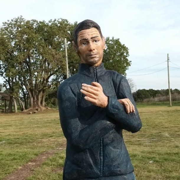 Las particulares estatuas de Messi, Scaloni y el Dibu Martínez en Entre Ríos que son viral