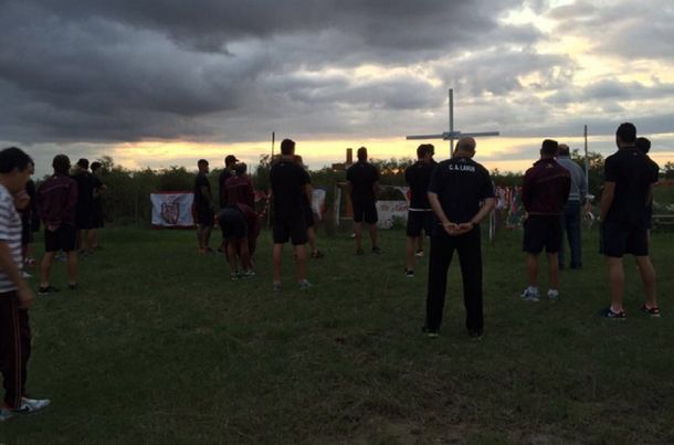 Conmovedor homenaje del plantel de Lanús a su compañero fallecido