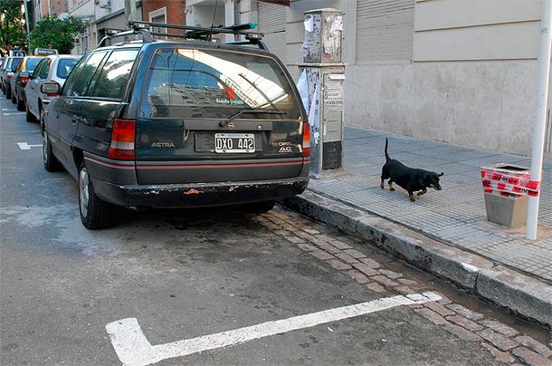 Habilitarán 800 cuadras para estacionar sobre la izquierda en Capital