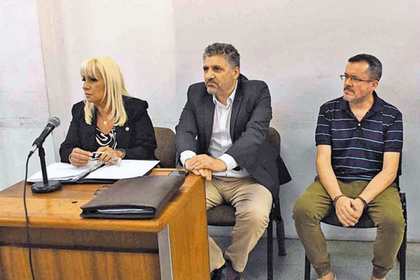 Los abogados Mónica Chirivín y Gastón Salamón junto al condenado Martín del Río (der.). Los abogados Mónica Chirivín y Gastón Salamón junto al condenado Martín del Río (der.).