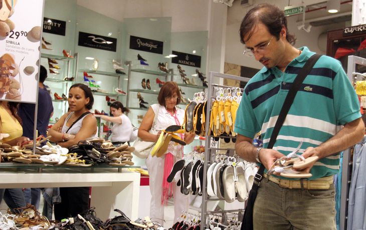 Uruguayos invaden shoppings argentinos para comprar