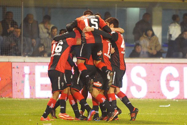 Newells y Gimnasia van por la punta en el partido pendiente