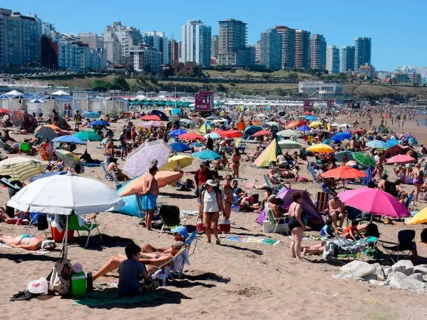 Prohíben fumar en balnearios de Mar del Plata: qué dice la ordenanza y cuándo se aplican las multas